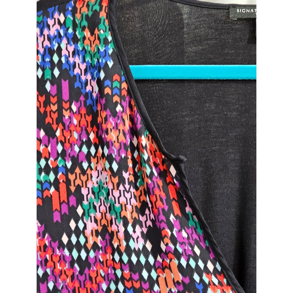 Signature Studio Woman Geometric Arrow Print Lace Trim V-Neck Top 2X Black Multi - Picture 5 of 6